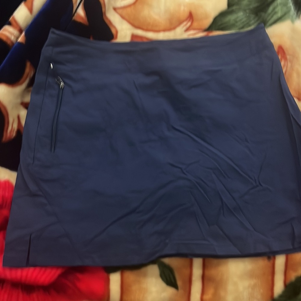Short skirts - Picture 3 of 3